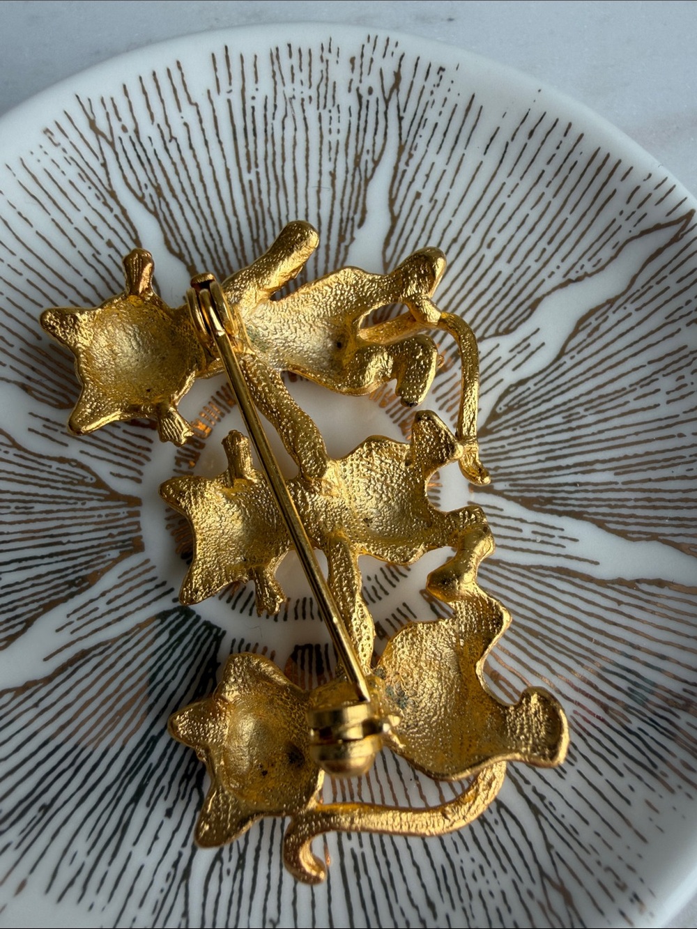 Vintage Gold Cat Trio Brooch- Whimsical - Picture 3 of 6